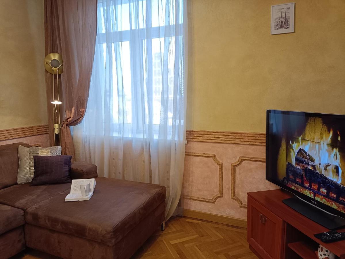 Old Town Retreat With Stunning Views 2 Bedroom Apartment Nearby The Church Of Saint Peter Riga Buitenkant foto