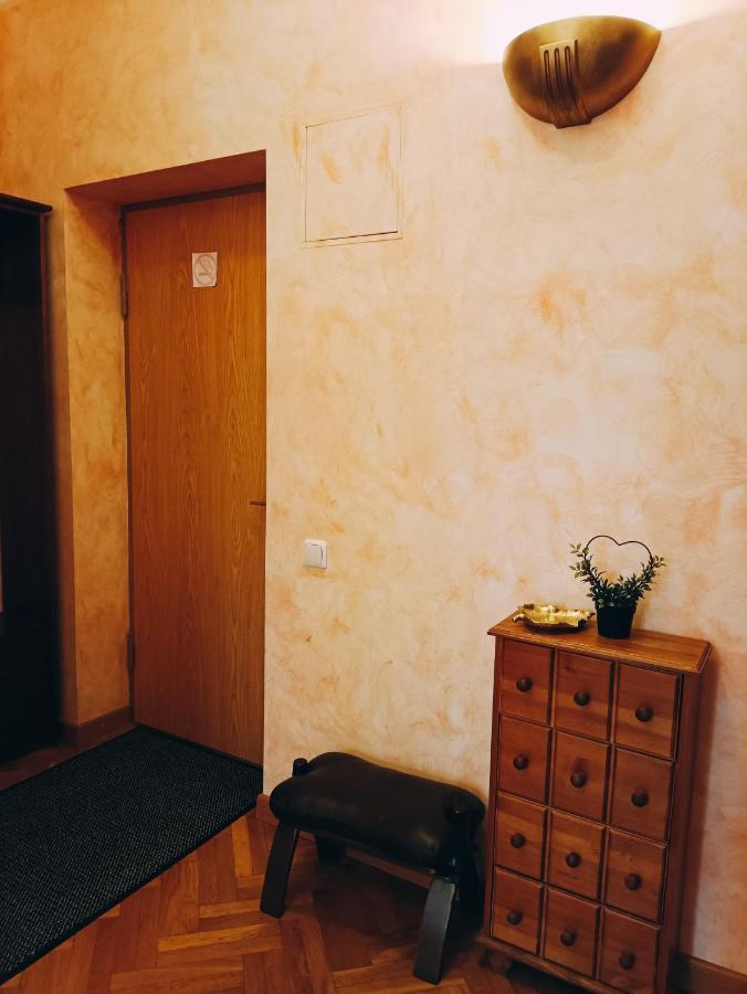 Old Town Retreat With Stunning Views 2 Bedroom Apartment Nearby The Church Of Saint Peter Riga Buitenkant foto