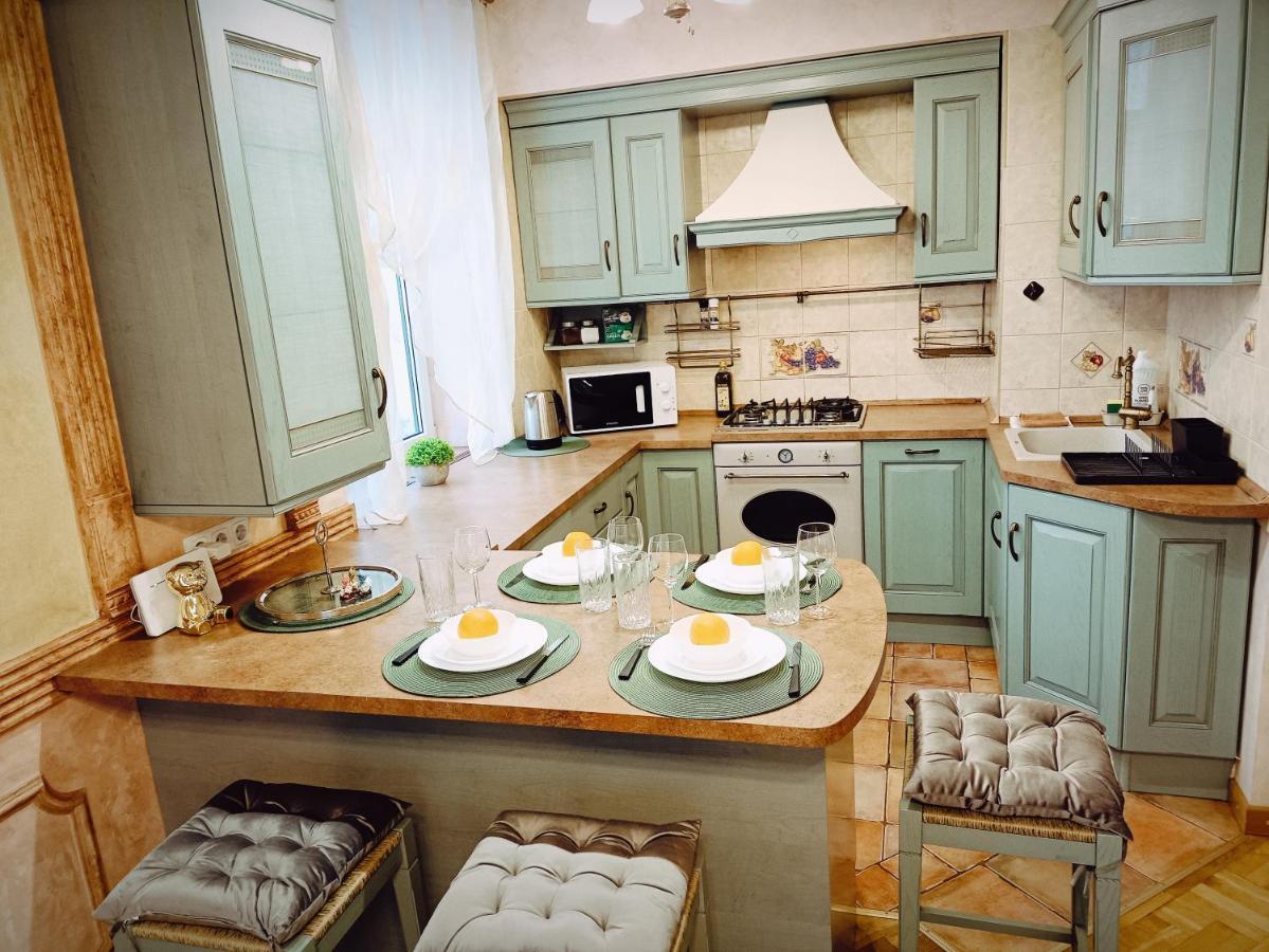 Old Town Retreat With Stunning Views 2 Bedroom Apartment Nearby The Church Of Saint Peter Riga Buitenkant foto