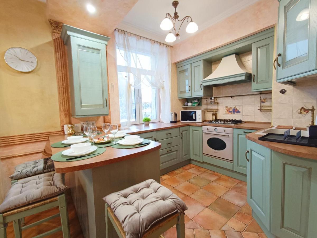 Old Town Retreat With Stunning Views 2 Bedroom Apartment Nearby The Church Of Saint Peter Riga Buitenkant foto