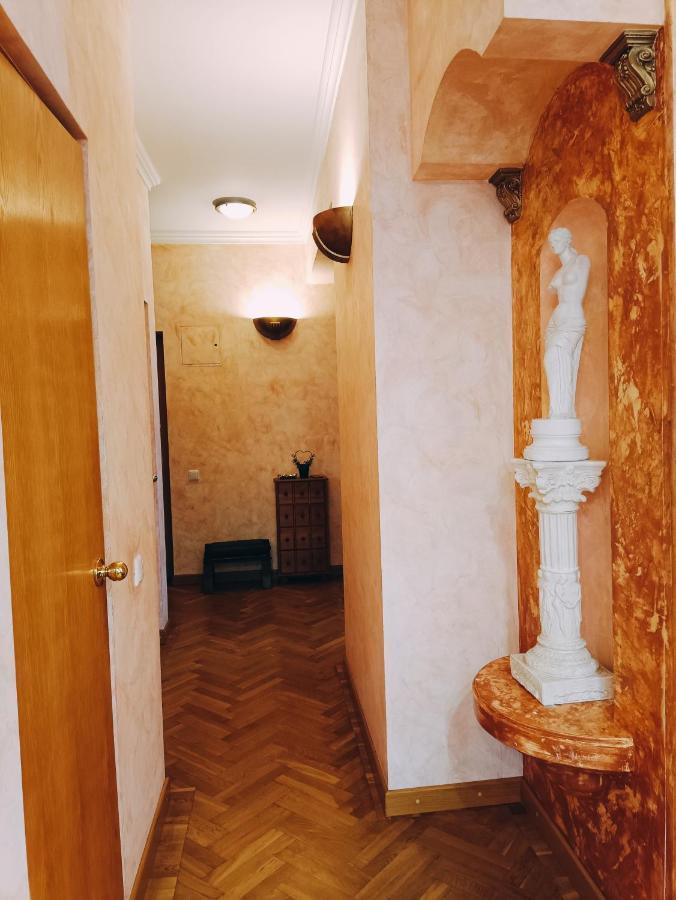 Old Town Retreat With Stunning Views 2 Bedroom Apartment Nearby The Church Of Saint Peter Riga Buitenkant foto